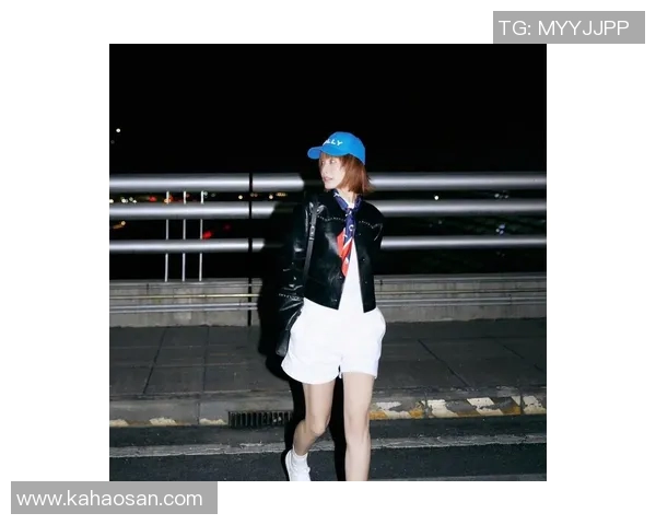 足球明星与黑色皮衣女生的激情碰撞揭示时尚与运动的完美结合