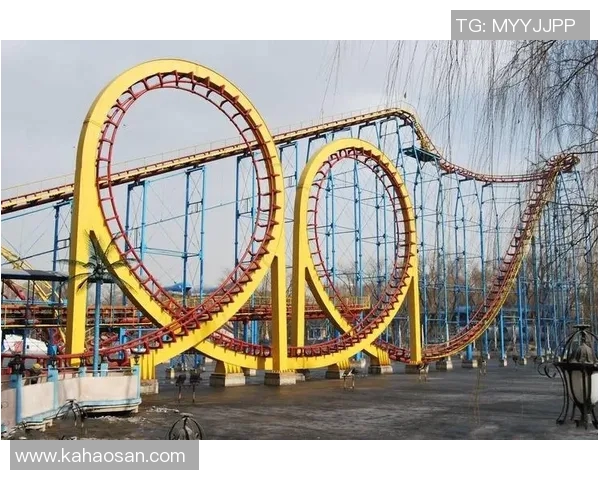 足球明星挑战极限坐过山车惊险瞬间视频分享